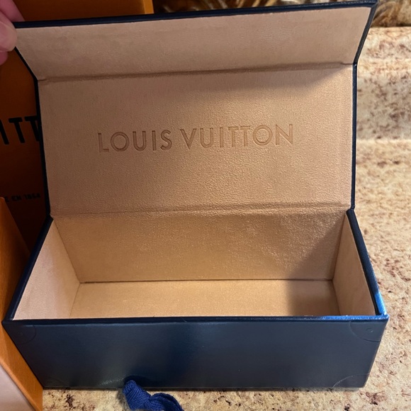 LOUIS VUITTON Clockwise Sunglasses Gold Monogram NWT - Picture 8 of 15